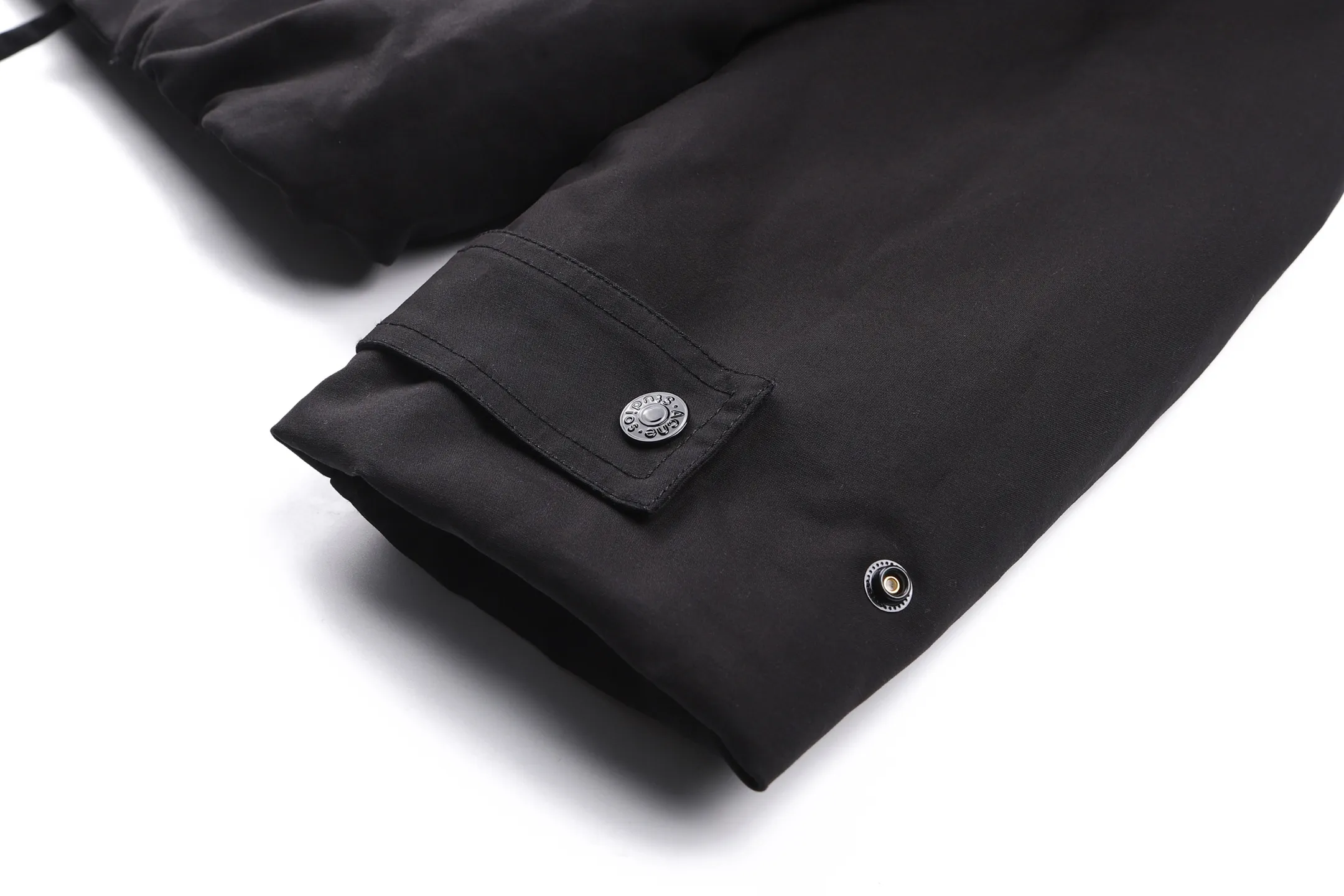 Acn Studios 25FW leather logo twill jacket ●Purchased and developed by Authentic 9500 ●100% fine cotton high-density plain woven fabric ●Cotton twill woven lining ●Padding Washed cotton ●Meli PU leather ●Template embroidery ●Fabrics enzyme wash ●Customized 1:1 leather tag ●Customized 1:1 buttons ●Customized 1:1 zipper ●Customized 1:1 rope ●Customized 1:1 trademark ●Loose fit ●Size: 42 44 46 48 ●Style number: 2130/3C#10